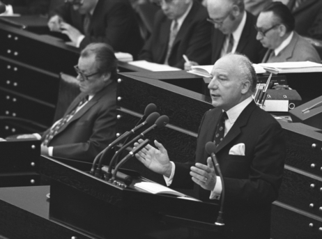 Walter Scheel am Rednerpult im Bundestag